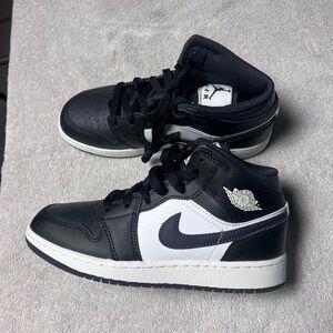 Big kids Air Jordan 1 Mid